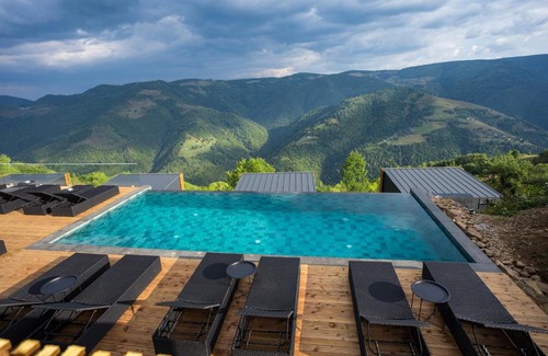 Floresti Villa | The Altitude Cabin Resort