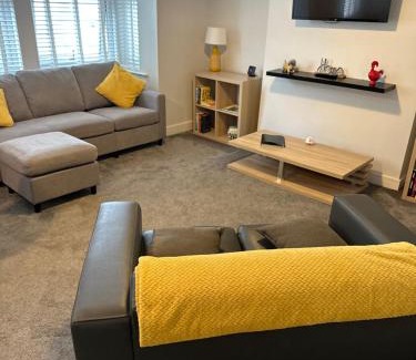 Westcliff-on-Sea Apartment | Exceptional Stay at The Alvaros Apartment with Dining Option