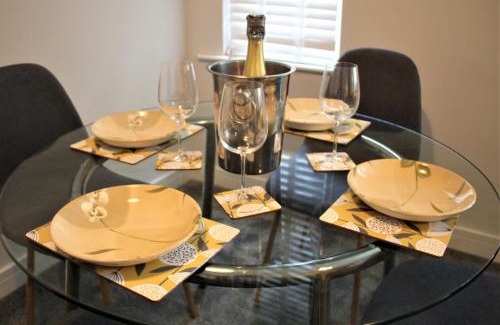 Westcliff-on-Sea Apartment | Exceptional Stay at The Alvaros Apartment with Dining Option
