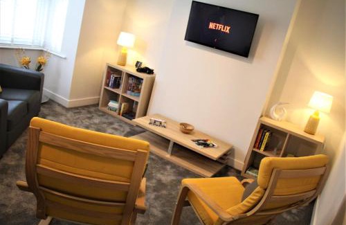 Westcliff-on-Sea Apartment | Exceptional Stay at The Alvaros Apartment with Dining Option