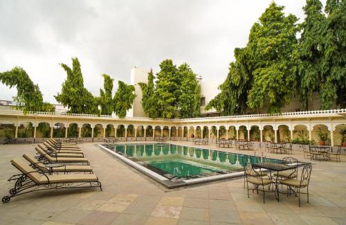 Udaipur Resort | Experience The Amar Mahal: 4-Star Comfort & Pet-Friendly Perks