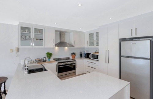 Avoca Beach Apartment | Ambassador 9: Oceanfront Getaway with Pool & Breakfast