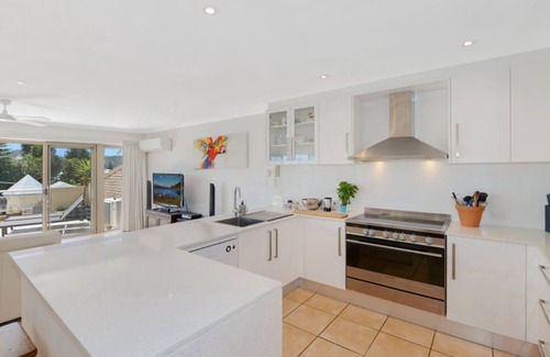 Avoca Beach Apartment | Ambassador 9: Oceanfront Getaway with Pool & Breakfast
