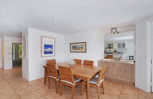 Avoca Beach Apartment | Ambassador 9: Oceanfront Getaway with Pool & Breakfast