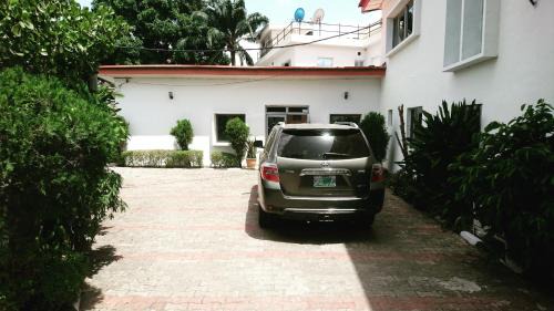 Ikoyi Hotel | Pet-Friendly Ambassadors Hotel with Pool & Spa Amenities