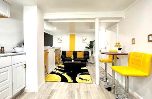 Old Brooklyn Apartment | The Amber Retreat - Charming Basement Unit in Brooklyn Centre, Free Street Parking, 100MB WiFi & 7 Min to Downtown