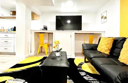 Old Brooklyn Apartment | The Amber Retreat - Charming Basement Unit in Brooklyn Centre, Free Street Parking, 100MB WiFi & 7 Min to Downtown