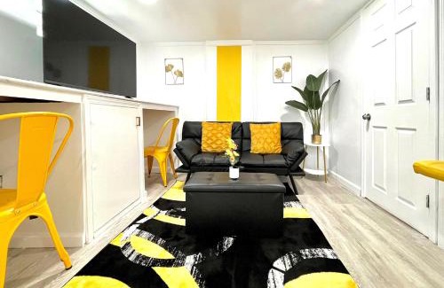 Old Brooklyn Apartment | The Amber Retreat - Charming Basement Unit in Brooklyn Centre, Free Street Parking, 100MB WiFi & 7 Min to Downtown