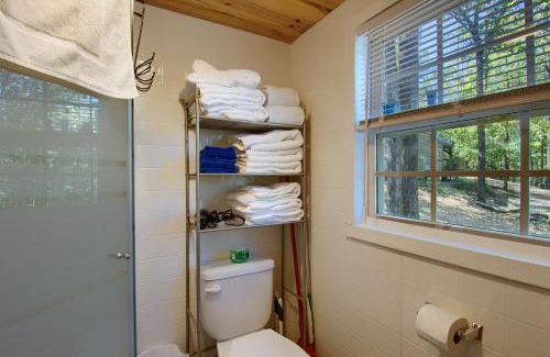 Murfreesboro Cabin | Pet-Friendly Getaway at The Americana - Parker Creek Bend
