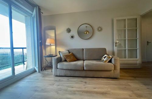 Benerville-sur-Mer Apartment | Seaside Retreat: Ammonite Room with Large Balcony & Views