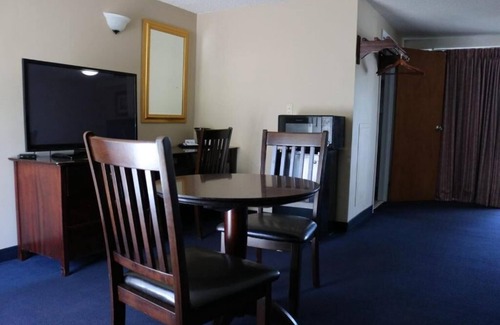 Watkins Glen Hotel | Welcoming Anchor Inn and Marina: Family-Friendly Escape