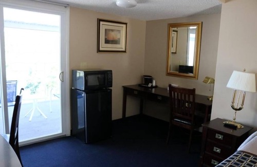 Watkins Glen Hotel | Welcoming Anchor Inn and Marina: Family-Friendly Escape
