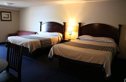 Watkins Glen Hotel | Welcoming Anchor Inn and Marina: Family-Friendly Escape