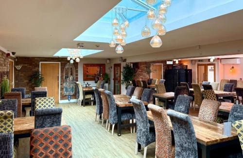 Sutton Bridge Hotel | Pet-Friendly Comfort at The Anchor Inn with Breakfast Included