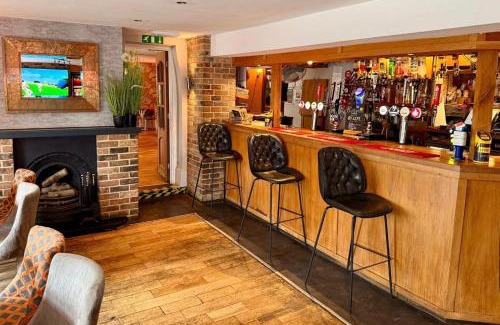 Sutton Bridge Hotel | Pet-Friendly Comfort at The Anchor Inn with Breakfast Included