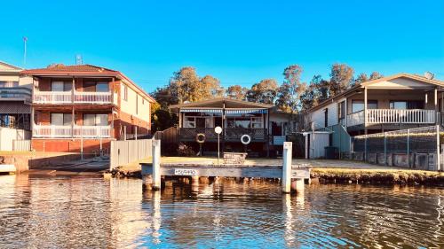 Dora Creek House | Discover The Anchorage: A Waterfront 70’s Retreat