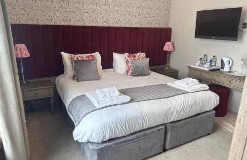 Wells Hotel | Cozy Stay at The Ancient Gatehouse & Rugantino Restaurant