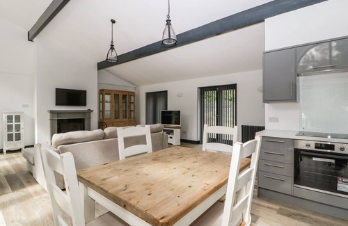 Wimborne Cottage | Discover The Annex: Pet-Friendly Retreat with Garden Access