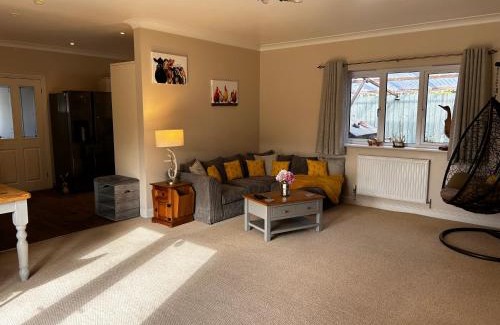 Street Apartment | Elegant Stay at The Annexe – 4-Star with Breakfast Included