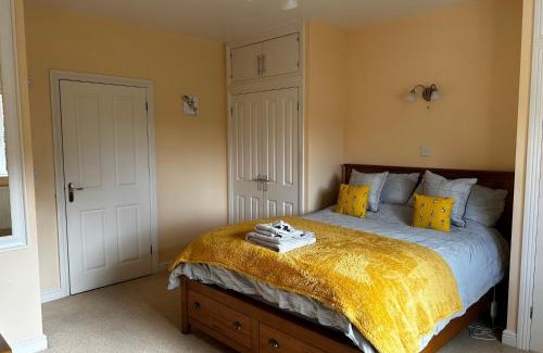 Street Apartment | Elegant Stay at The Annexe – 4-Star with Breakfast Included