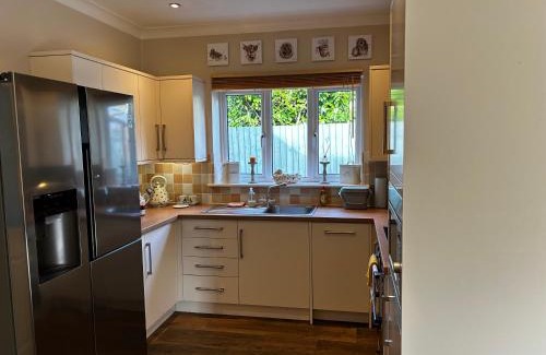 Street Apartment | Elegant Stay at The Annexe – 4-Star with Breakfast Included