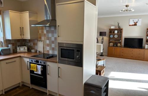Street Apartment | Elegant Stay at The Annexe – 4-Star with Breakfast Included