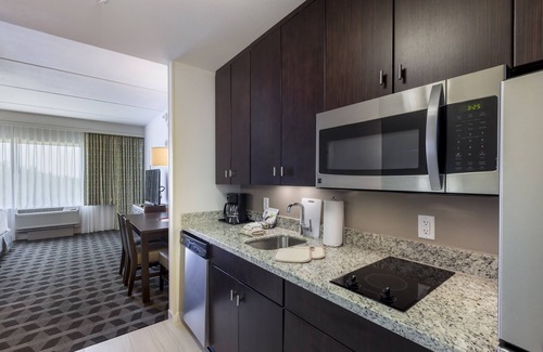 Williamsburg Hotel | Apalone's Retreat: Pet-Friendly Haven with Pool & Spa