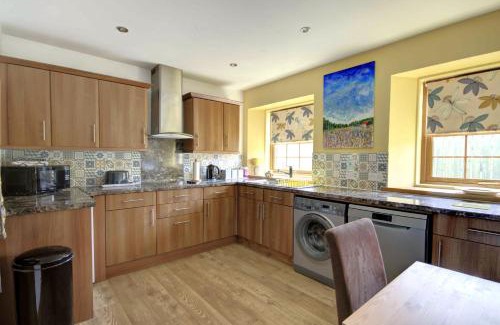 Golspie Apartment | Relax at The Apartment at Allt-Sagart with Ocean Views