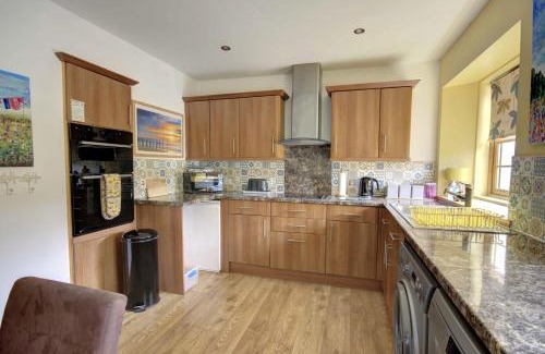Golspie Apartment | Relax at The Apartment at Allt-Sagart with Ocean Views