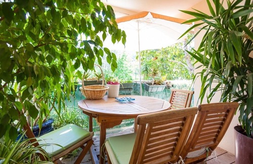 8th Arrondissement Apartment | Unwind at The Apartment with Oceanfront Views & Pet Friendly