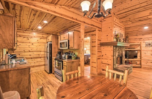 Helen Cabin | Discover 'The Apple Dumpling' Cabin: Pool Table & Spa