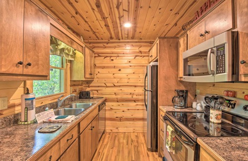Helen Cabin | Discover 'The Apple Dumpling' Cabin: Pool Table & Spa