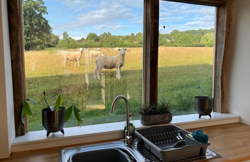 Bromyard Apartment | Family-Friendly Retreat at The Apple Tallet