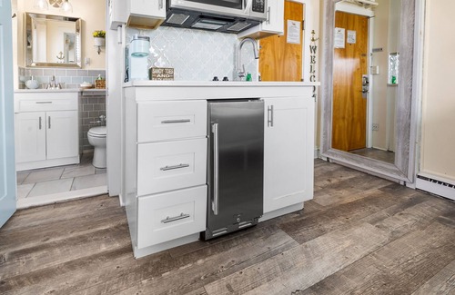 North End Apartment | The Aqua Cove - Cozy Unit for Two - BEACH BLOCK