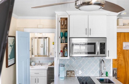 North End Apartment | The Aqua Cove - Cozy Unit for Two - BEACH BLOCK