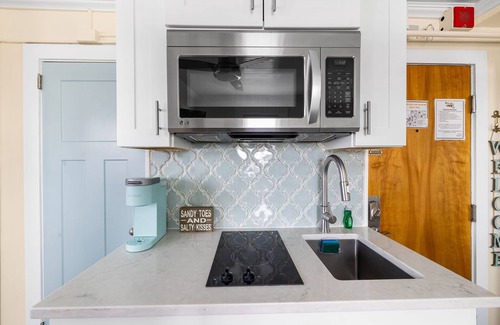 North End Apartment | The Aqua Cove - Cozy Unit for Two - BEACH BLOCK