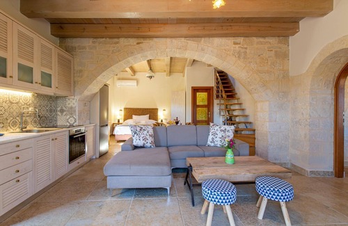 Maheri Villa | Relax at The Architect's House with a Private Pool & Breakfast