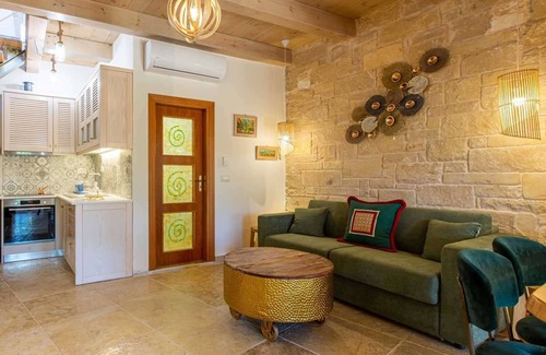 Maheri Villa | Relax at The Architect's House with a Private Pool & Breakfast