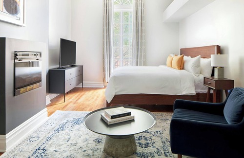 Gayborhood Hotel | Relaxing Retreat at The Arco powered by Sonder with Spa & Breakfast