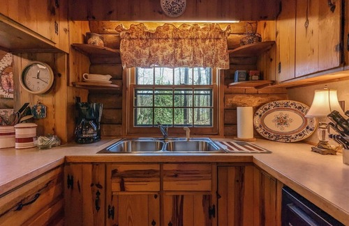 Lake Junaluska Cabin | Cozy Retreat at The Ark - Lake Junaluska with WiFi & Kitchen