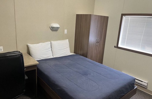 Pecos Hotel | Convenient Stay at The Armadillo Hotel Orla with Breakfast
