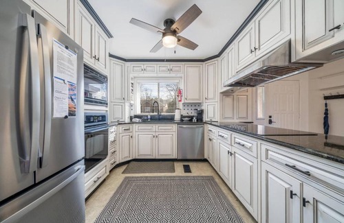 Lakeland House | Relax at The Art House on the Lake - Family-Friendly Retreat