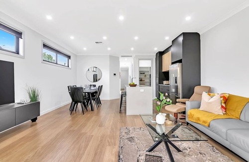 Flinders Park House | Experience Modern Comfort at The Art of Zen Hotel