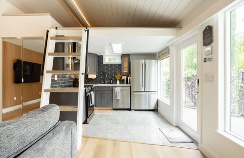 South Wrigley Apartment | The Art Studio with pool & hot tub