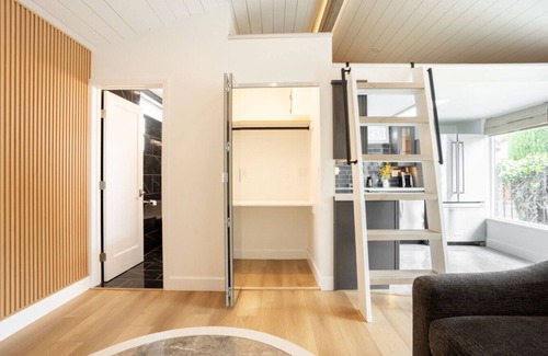 South Wrigley Apartment | The Art Studio with pool & hot tub