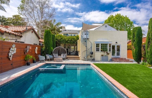 South Wrigley Apartment | The Art Studio with pool & hot tub