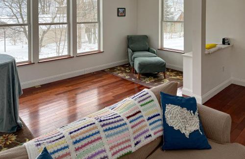 Malletts Bay House | Discover The Artist's Lakeside Hideaway with Pool & Hot Tub