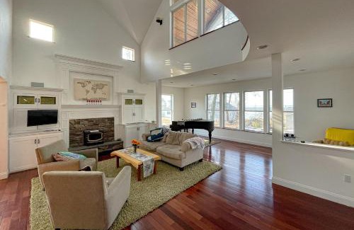 Malletts Bay House | Discover The Artist's Lakeside Hideaway with Pool & Hot Tub