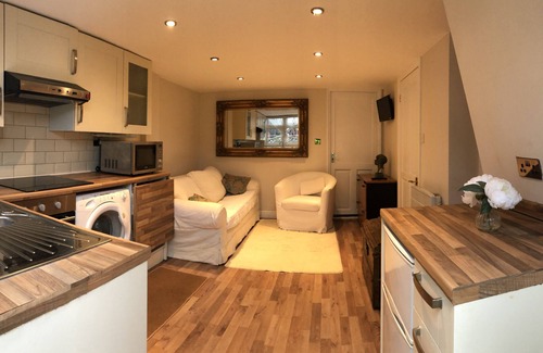 Woking House | Pet-Friendly Artist’s Hideaway with Pool & Breakfast