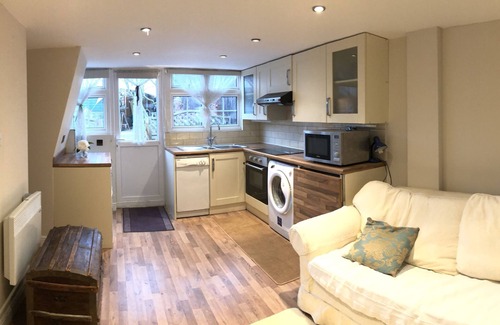 Woking House | Pet-Friendly Artist’s Hideaway with Pool & Breakfast